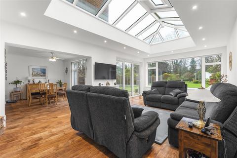 5 bedroom detached house for sale, Friars Walk, Dunstable
