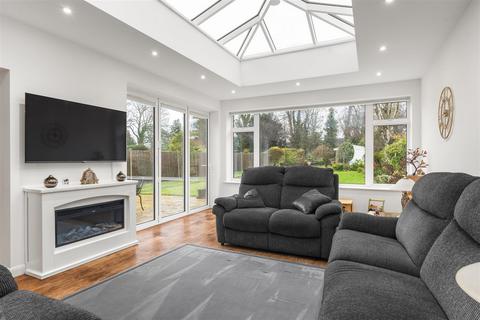 5 bedroom detached house for sale, Friars Walk, Dunstable