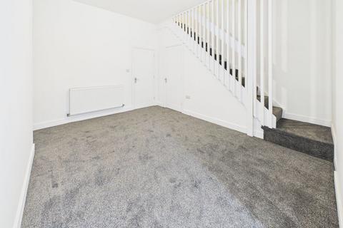 3 bedroom terraced house to rent, Oldham Road, Middleton, Manchester, M24