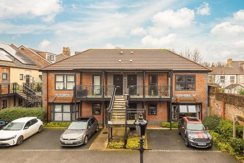 2 bedroom flat for sale, Beaconsfield Road, St George