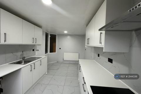 3 bedroom terraced house to rent, Austen Close, London, SE28