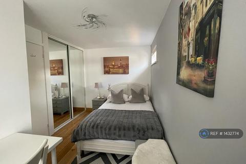3 bedroom semi-detached house to rent, Rowditch Lane, London, SW11
