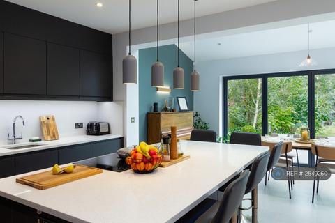 5 bedroom semi-detached house to rent, Mossville Gardens, Morden, SM4