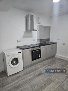 Studio to rent, College Avenue, Grays, RM17