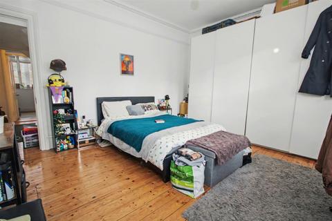 2 bedroom flat to rent, York Road, Guildford