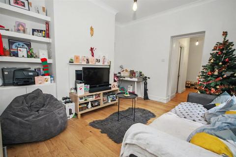 2 bedroom flat to rent, York Road, Guildford
