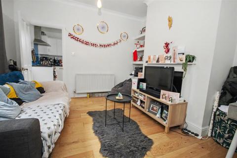 2 bedroom flat to rent, York Road, Guildford