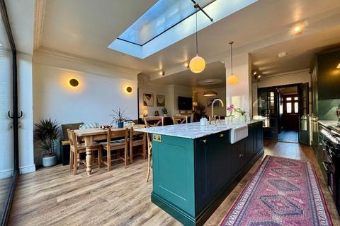5 bedroom semi-detached house for sale, Cutenhoe Road, South Luton, Luton, Bedfordshire, LU1 3NF