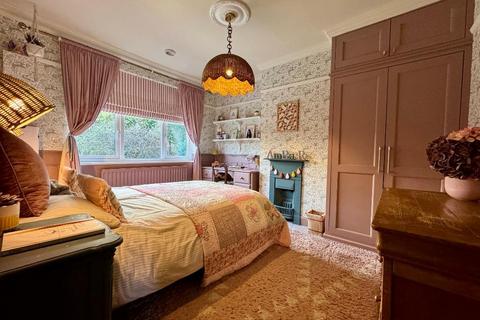 5 bedroom semi-detached house for sale, Cutenhoe Road, South Luton, Luton, Bedfordshire, LU1 3NF