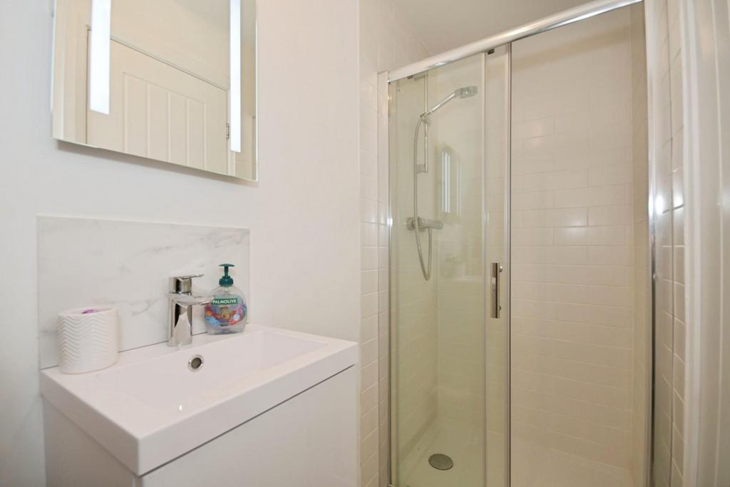 EN SUITE 2 02.jpg
