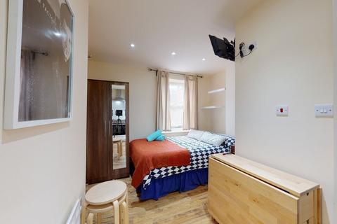 Studio to rent, High Road