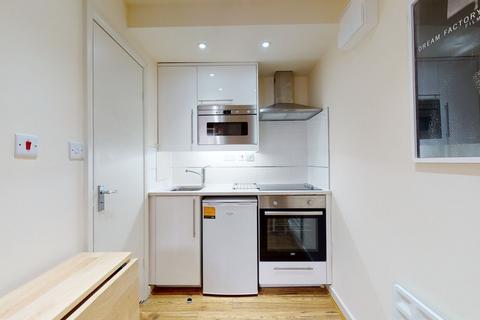 Studio to rent, High Road