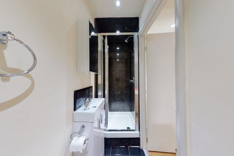 Studio to rent, High Road