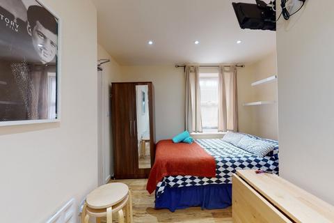 Studio to rent, High Road