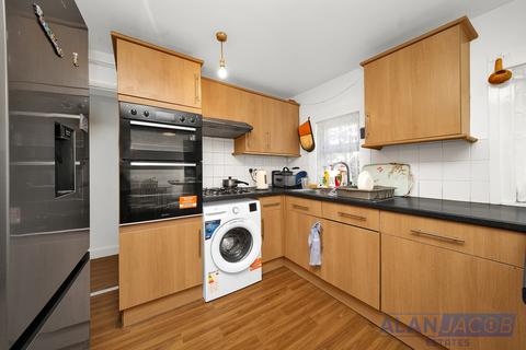 2 bedroom flat for sale, Victoria Road, Romford RM1