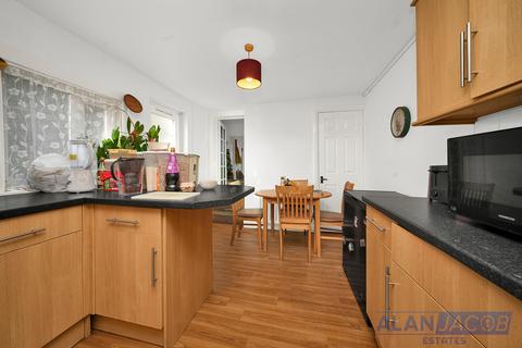 2 bedroom flat for sale, Victoria Road, Romford RM1
