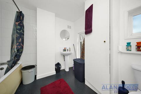 2 bedroom flat for sale, Victoria Road, Romford RM1