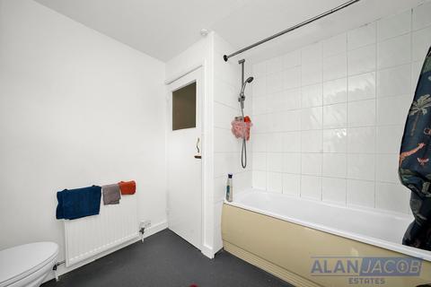 2 bedroom flat for sale, Victoria Road, Romford RM1