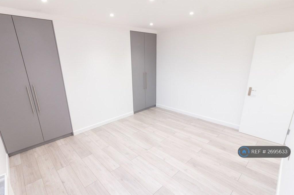 Back Bedroom (2)