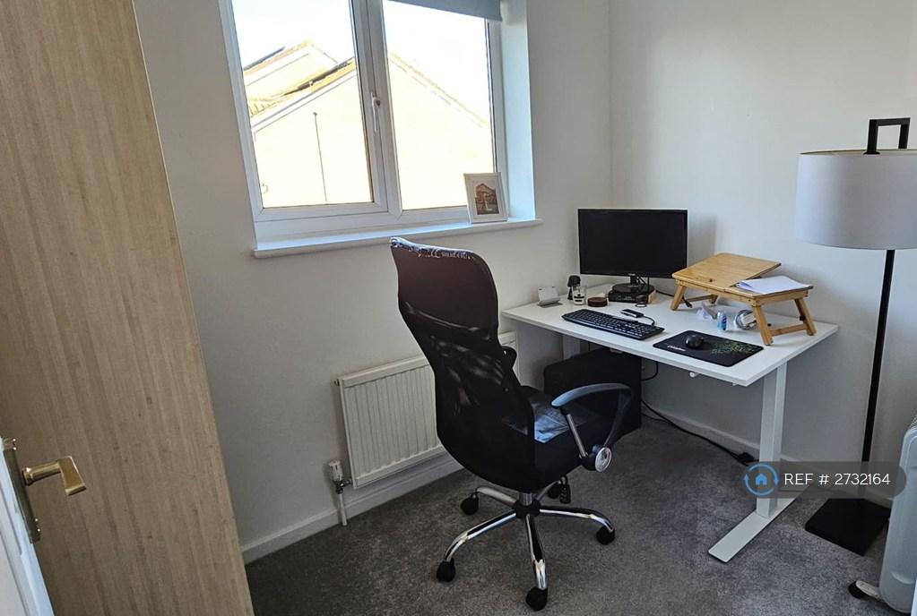 Fourth Bedroom (Singe) / Office