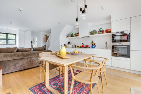 3 bedroom end of terrace house to rent, Johnston Close, London SW9