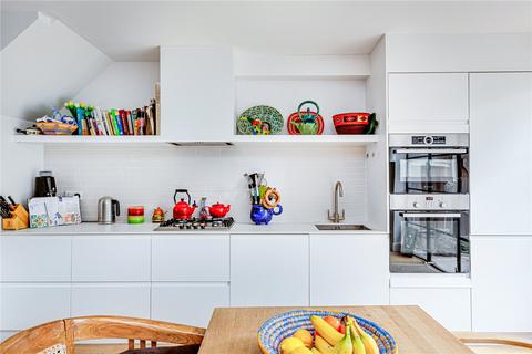 3 bedroom end of terrace house to rent, Johnston Close, London SW9
