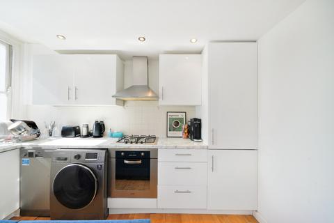 2 bedroom flat to rent, North Street, London SW4