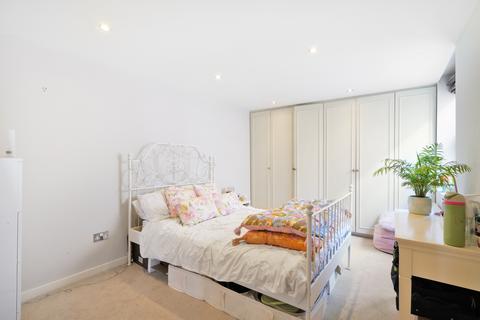 2 bedroom flat to rent, North Street, London SW4