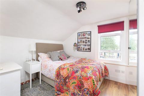 3 bedroom maisonette to rent, Ballater Road, London SW2
