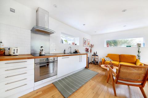 2 bedroom flat to rent, Ducie Street, London SW4