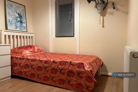 1 bedroom in a house share to rent, Heavitree Road, London, SE18