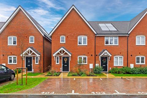3 bedroom house for sale - Earhart Drive, Horley RH6