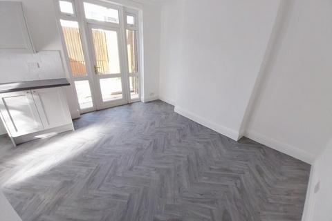 3 bedroom semi-detached house to rent, Mackworth Road, Porthcawl