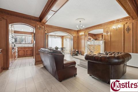 3 bedroom house for sale, Steeplestone Close, London, N18