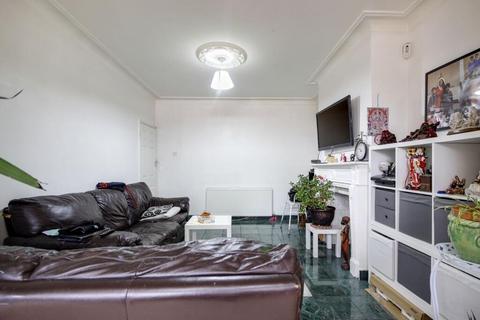 3 bedroom end of terrace house for sale, North Circular Road, London, N13
