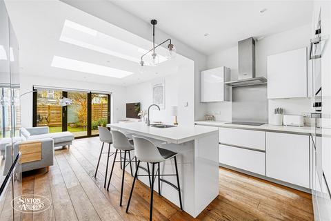3 bedroom end of terrace house for sale, Cranmer Avenue, London