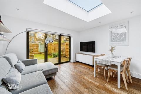 3 bedroom end of terrace house for sale, Cranmer Avenue, London