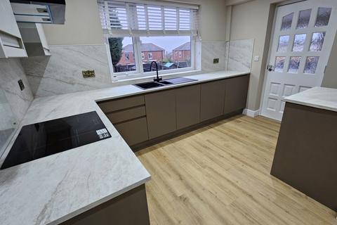 3 bedroom semi-detached house to rent - Hollowdene, Gawber