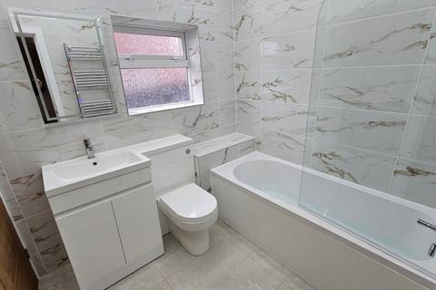 3 bedroom semi-detached house to rent, Hollowdene, Gawber