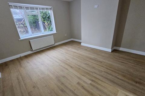 3 bedroom semi-detached house to rent, Hollowdene, Gawber