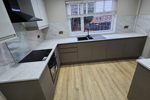 3 bedroom semi-detached house to rent, Hollowdene, Gawber