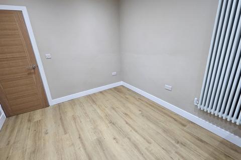 3 bedroom semi-detached house to rent, Hollowdene, Gawber