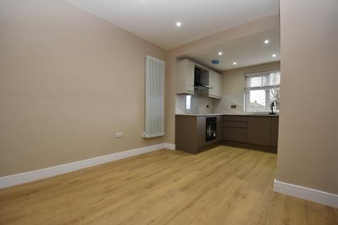 3 bedroom semi-detached house to rent, Hollowdene, Gawber