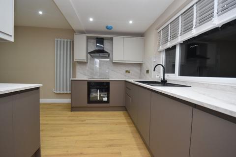 3 bedroom semi-detached house to rent, Hollowdene, Gawber