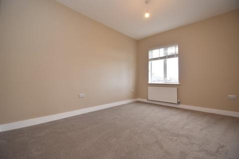 3 bedroom semi-detached house to rent, Hollowdene, Gawber