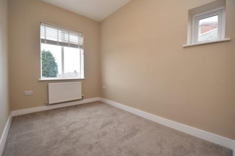 3 bedroom semi-detached house to rent, Hollowdene, Gawber