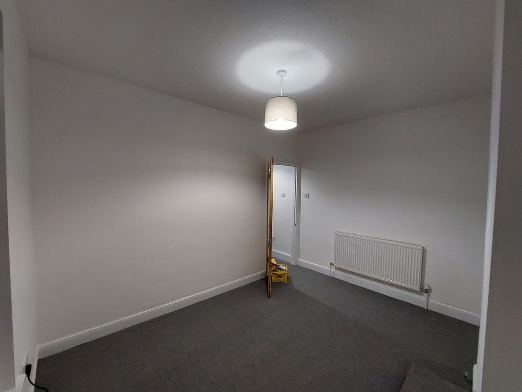 Neat, freshly painted single bedroom with neutr...