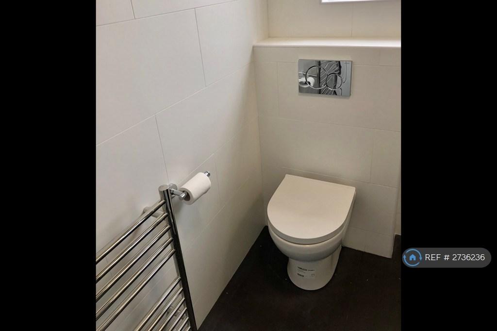 Shower Room 3 Of 5