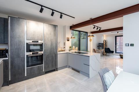 4 bedroom end of terrace house for sale, Claudia Place, London, SW19