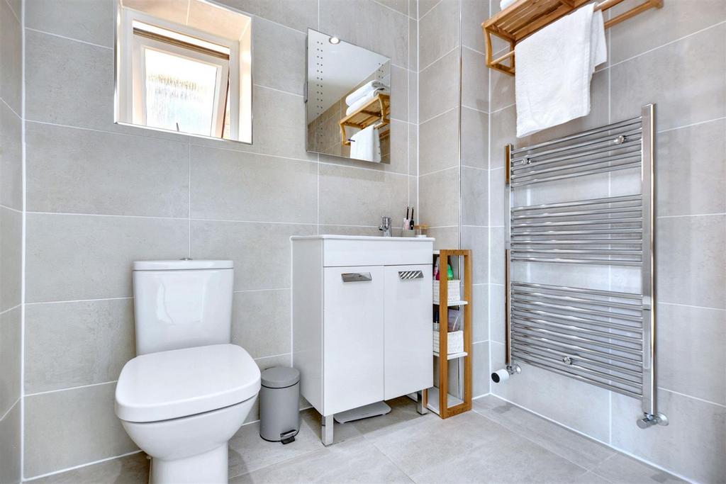 Bathroom 1.jpeg
